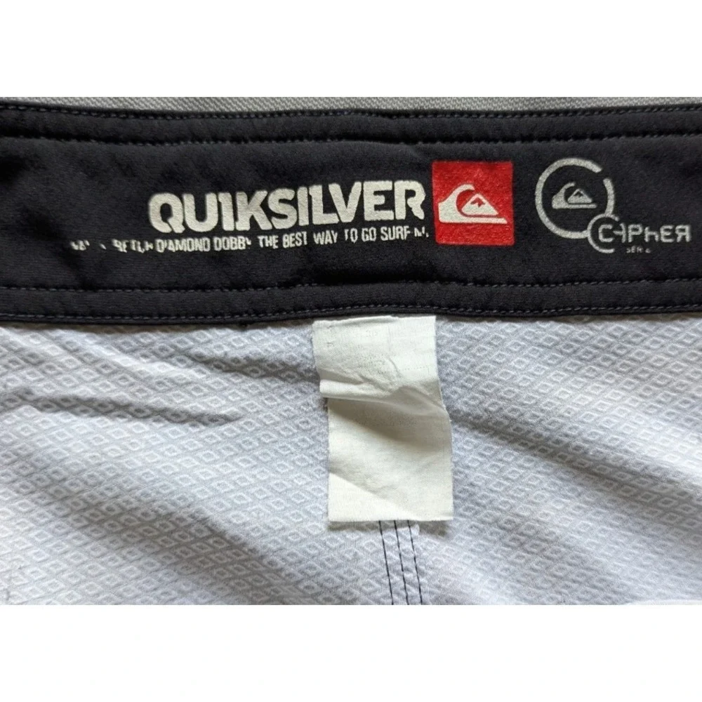 Quicksilver Cypher Wonderland Men Size 36-38 Red white navy blue Board Shorts